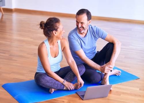 I benefici dello yoga, del pilates e della mindfulness a 60 anni