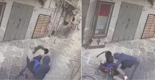 Bloccato, poi la mano sulla bocca: l'aggressione choc dei migranti