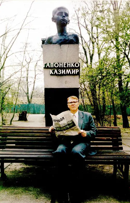 Malcolm McDowell in una scena di Evilenko