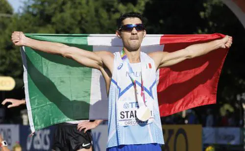 Il tricolore in mano e la dedica alla figlia: Stano fa la Storia e vince l'oro nella marcia