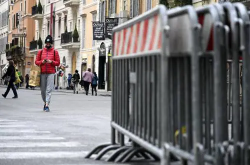 "Si rubano pure le transenne del Comune": ecco cosa succede a Napoli per un posto auto