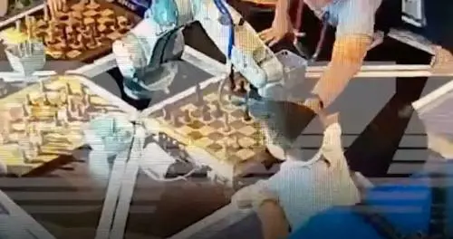 Paura alla partita di scacchi: così il robot ha spezzato il dito al bimbo