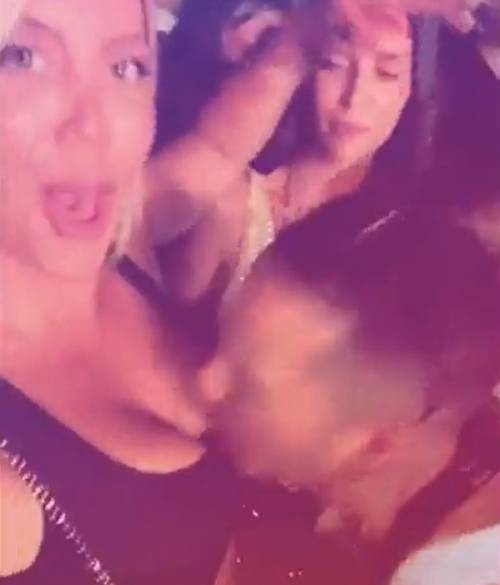 Sconosciuto bacia il seno di Wanda Nara mentre lei gira un video per i social