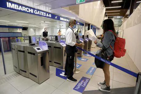 Nuove regole per chi viaggia in aereo: tornano i liquidi nei bagagli a mano