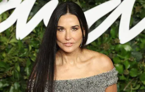 Demi Moore, come portare i capelli lunghi a 60 anni