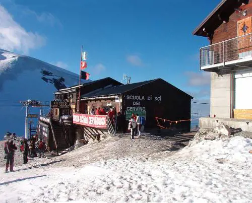 Il ghiacciaio del Cervino si ritira ancora. E il rifugio dall'Italia passa alla Svizzera