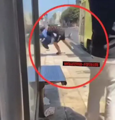 Aggredisce controllore e lo scaraventa a terra. Follia in strada a Napoli