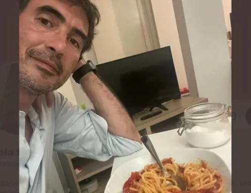 "Pastasciutta antifascista", "Torna al mondo reale". Fratoianni nella bufera
