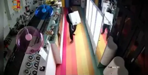 Preso il Diabolik della Romagna: 70 colpi tra bar e stabilimenti balneari