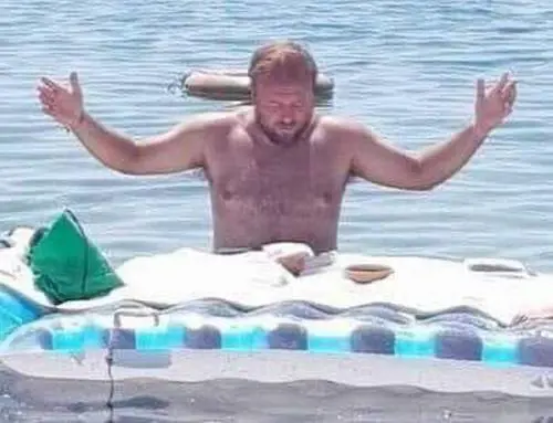 Don Mattia è indagato per la messa in mare. "Offesa alla religione". Le scuse: "Io ingenuo"