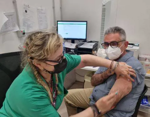 "Sei un pagliaccio...": Pregliasco insultato dai no vax per la quarta dose