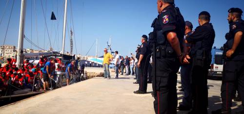 Lampedusa, hotspot ancora pieno: forze dell'ordine allo stremo