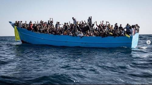 Sbarcati 900 migranti in 24 ore, oltre 1000 sulle navi ong: "Si rischia il collasso"