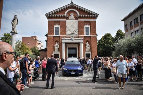 Milano e l'ultimo saluto a Diana. La nonna disperata: "Era sana"