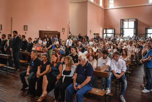 Addio alla piccola Diana fra rabbia e dolore "Abbandonati da tutti"