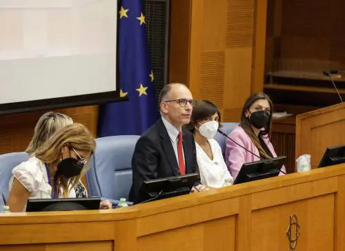 "La sinistra disunita spera di limitare i danni ripescando l'antifascismo e la Guerra fredda"