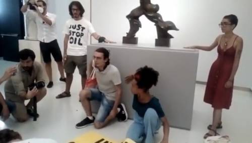 Gli ambientalisti si incollano alla statua di Boccioni: "Ripeteremo azioni simili"