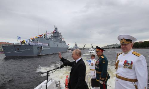 Putin celebra la Marina e "lancia" i missili Tsirkon. Ma il dominio è americano