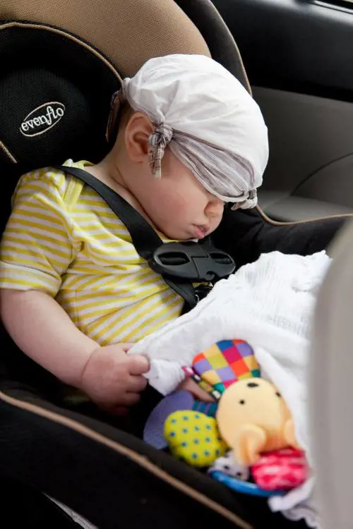 Litigano per strada, la figlia in auto sotto il sole. Neonata salvata dalla barista: potestà sospesa