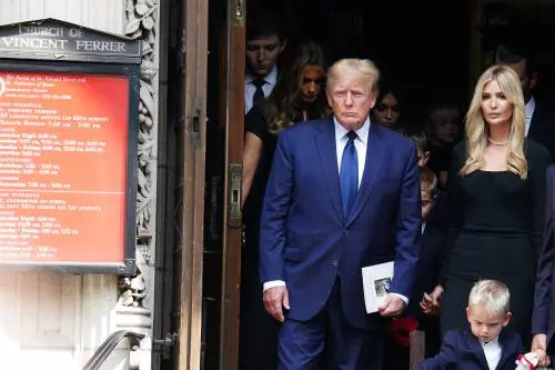 "Ivana sepolta per evadere le tasse". Nuova bufera contro Trump