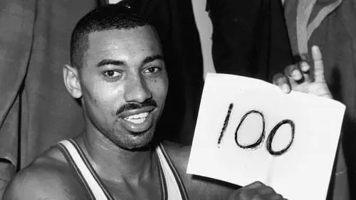 Wilt con il cartello che indica i 100 punti 