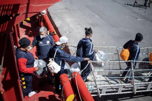 De Luca invoca lo stop allo sbarco. Ma se lo fa Salvini va sotto processo
