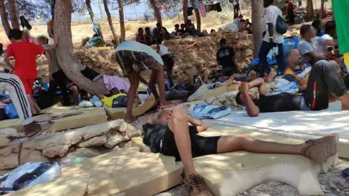 Si fermano gli sbarchi ma non il caos. L'hotspot di Lampedusa è sempre stracolmo