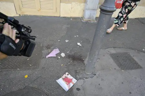 Roma, 47enne accoltellata per strada. Ferite a collo, volto e addome: è grave
