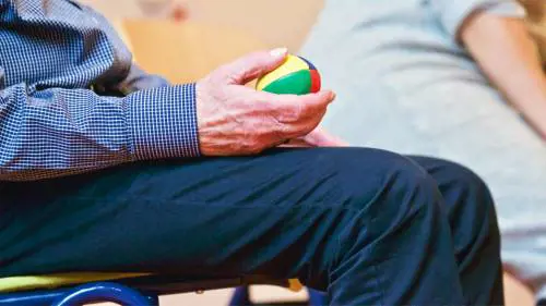 Derubato e vessato per 10 anni dalla rumena. L'orrore sull'anziano