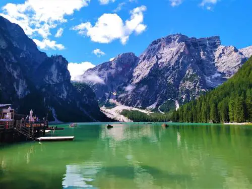 Viaggiare da soli: quali mete scegliere a 60 anni