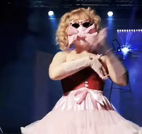 "Miss Keta portaci a put...". L'artista interrompe il concerto e minaccia 
