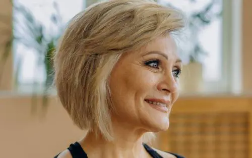 Tagli di capelli che ringiovaniscono a 60 anni