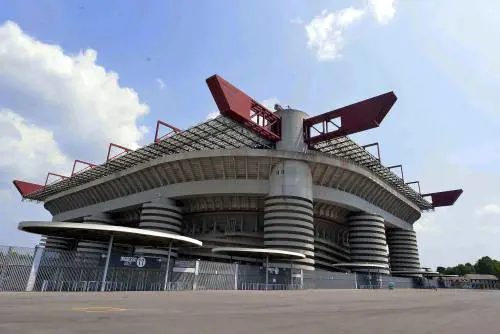 "Si deciderà tra un anno", "Non si tocca". S'infiamma lo scontro per San Siro
