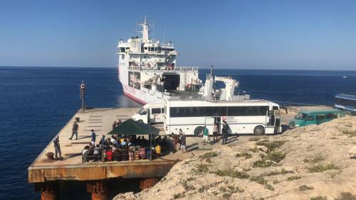 Salvini arriva a Lampedusa e la Lamorgese fa "sparire" i migranti: "Vergogna"