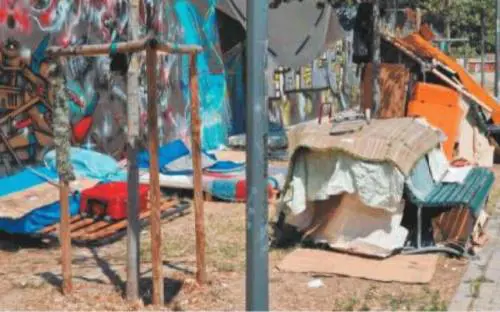 Baraccopoli di degrado sul naviglio Martesana