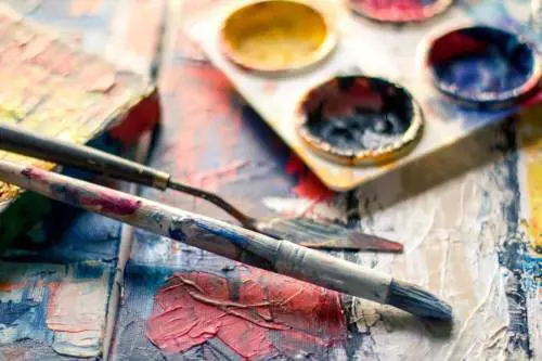 Non paga le opere d'arte e si barrica in casa: truffatore denunciato