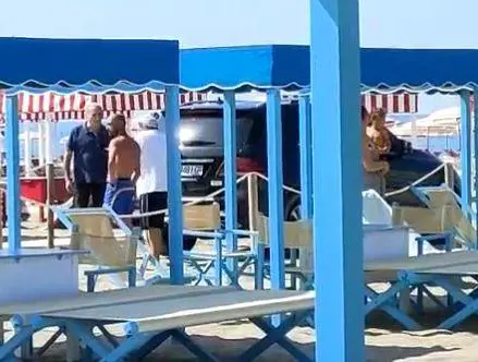 Forte dei Marmi, un altro Suv sulla spiaggia tra i bagnanti