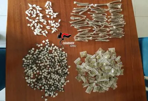 Baby pusher e messaggi in codice: blitz antidroga a Torre Annunziata