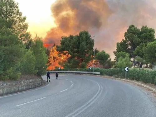 Carso ancora in fiamme chiusa l'autostrada. Rogo a Castel del Monte