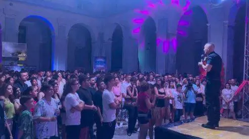 Prete organizza rave cristiani, il Papa lo chiama al telefono
