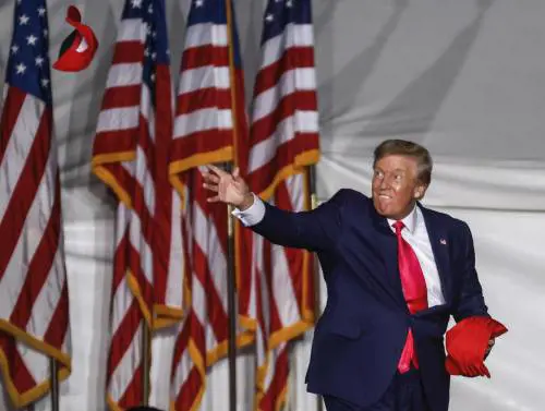 "Sull'orlo dell’abisso…”: il ritorno incendiario di Trump che inguaia Biden