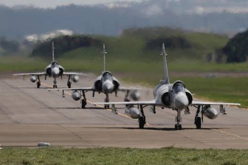 Cina, stop giochi di guerra. Taiwan balla e rilancia: esercitazioni d'artiglieria