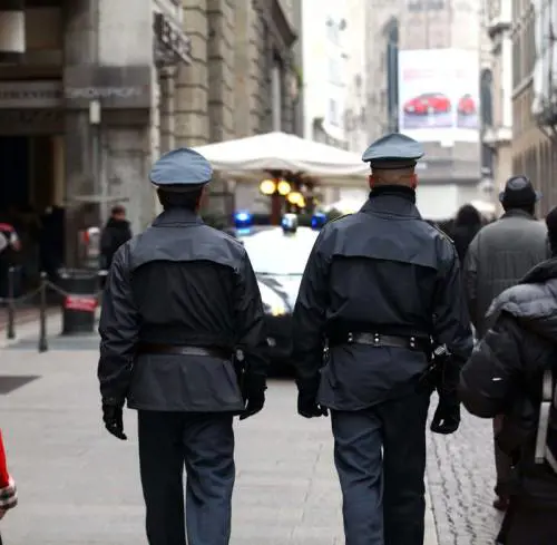 Due agenti della polizia ad Arezzo (foto di repertorio)