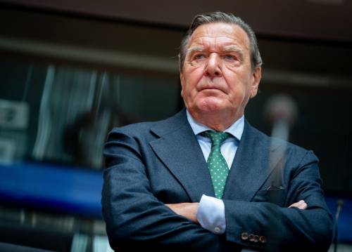 Schröder offre la cena e l'ospite spende 6mila euro: arriva la polizia
