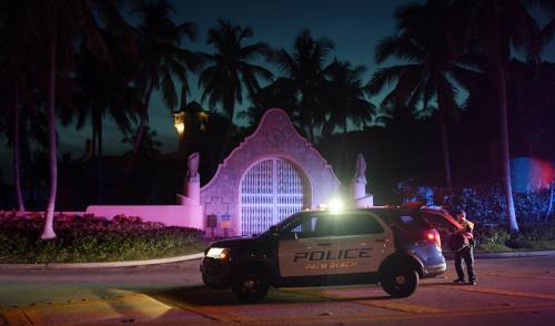 Irruzione dell'Fbi nel resort di Trump in Florida: perquisita la cassaforte, portati via documenti