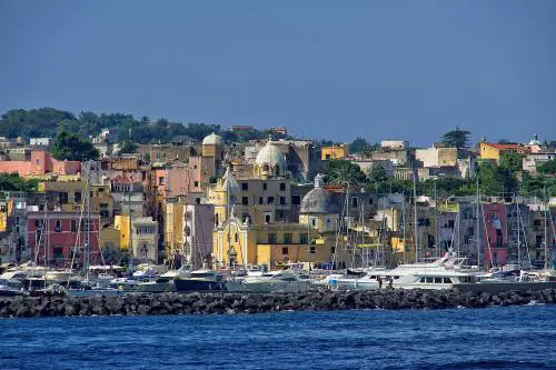 I Giganti, le terme e il coniglio: Ischia tra fascino e mito