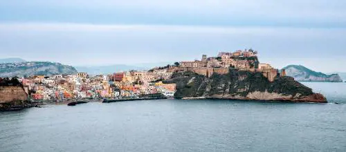 Enea, san Michele e "Arturo": fascino e mito a Procida