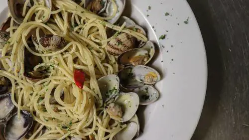Rischio chimico, richiamato un lotto di vongole surgelate: di che marchio si tratta e quali pericoli si corrono nel consumarle