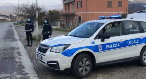 Una pattuglia della polizia locale di Perugia