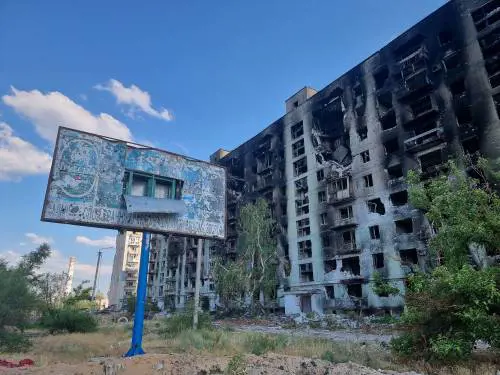 "Ridotti in polvere dai raid": viaggio nella città fantasma occupata dai russi